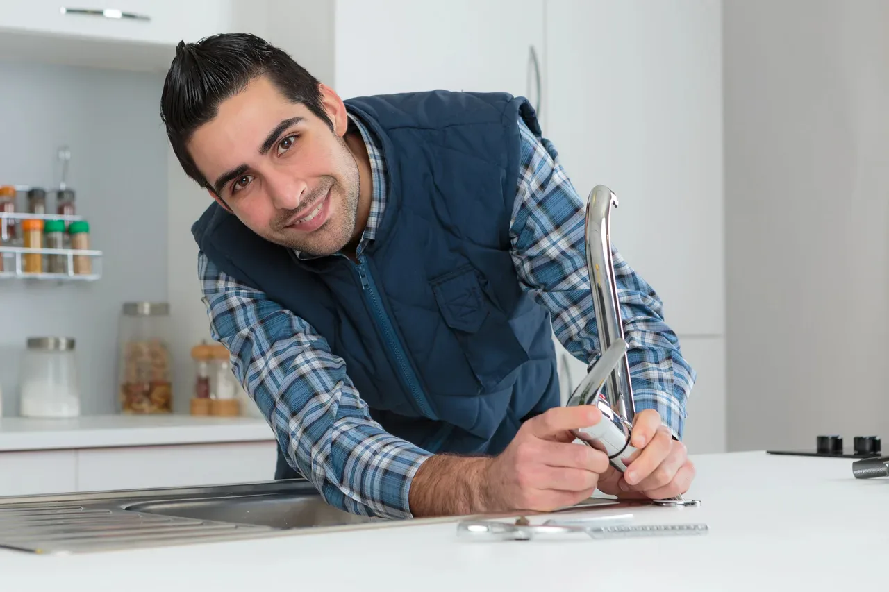 Pose d'un mitigeur thermostatique de douche lors d'une rénovation de salle de bains à Paris 7e